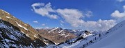 45 Dietro l'angolo vediamo la cima del Mincucco, ma troppa ancora la neve da tracciare su versante scosceso